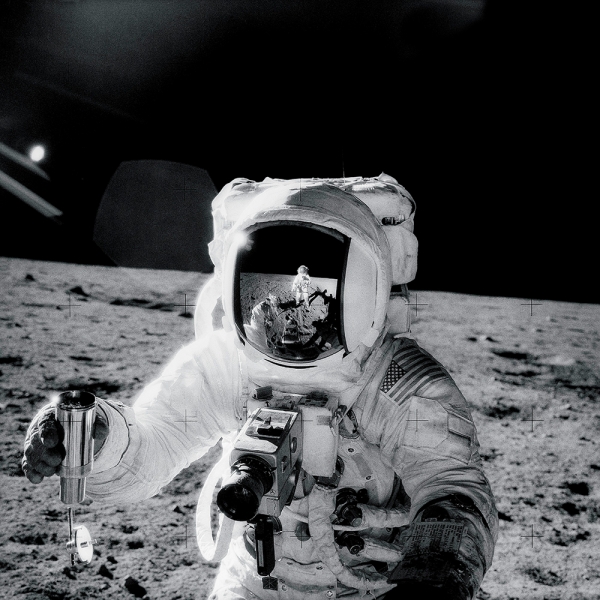 Astronaut Alan Bean holding Sample Container - Apollo Moon Mission Variante 1 | 60x60 cm | Premium-Papier
