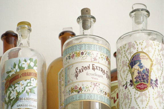 Vintage French Perfume Bottles No. 1 Variante 1 | 40x60 cm | Premium-Papier